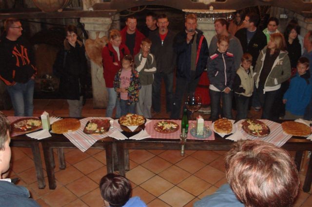 Bogato obložene mize z belokranjsko pogačo, domačimi sušenimi mesninami in domačim vinom