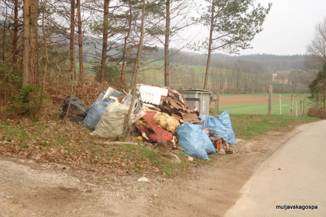 Na vrhu Oslice so domačini in vikendaši že dan prej iz gozda pripeljali smeti...