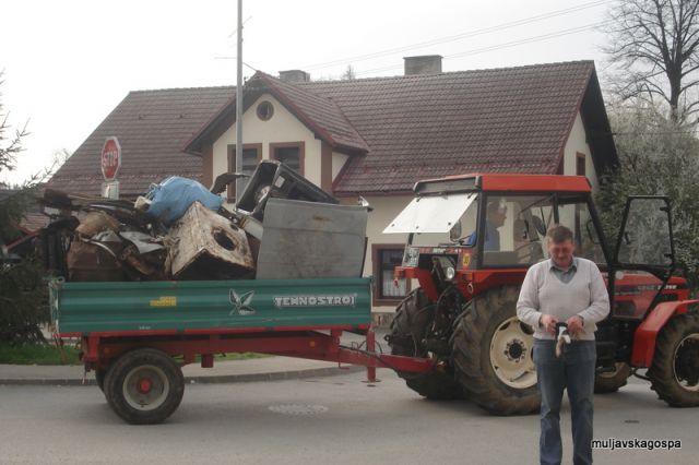 Še razdeljeni nismo bili, pa so pridni gasilci že pripeljali prikolico odpadkov