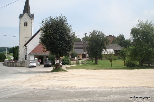 Parkirišče pri cerkvi, avgust 2010 - foto