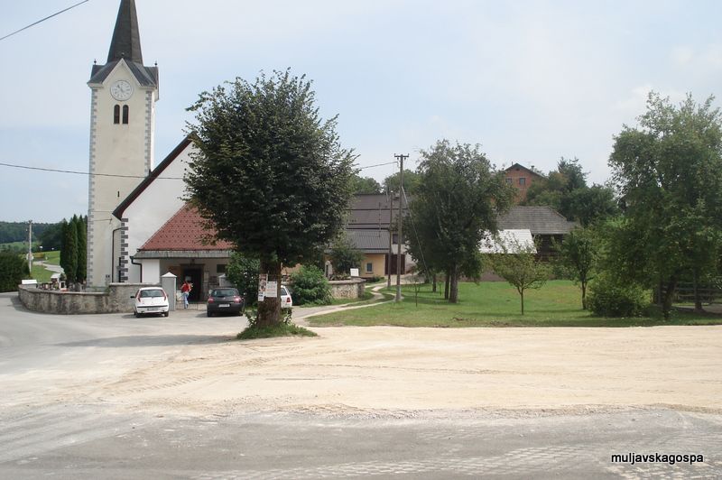 Parkirišče pri cerkvi, avgust 2010 - foto povečava