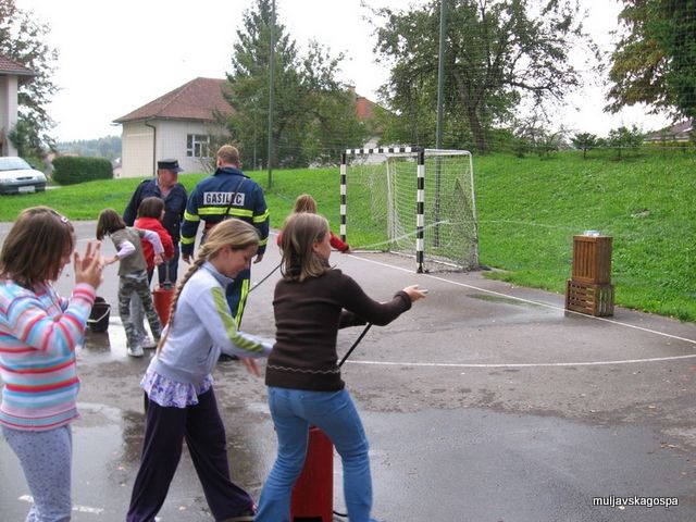 Evakuacija na PŠ Muljava, oktober 2010 - foto