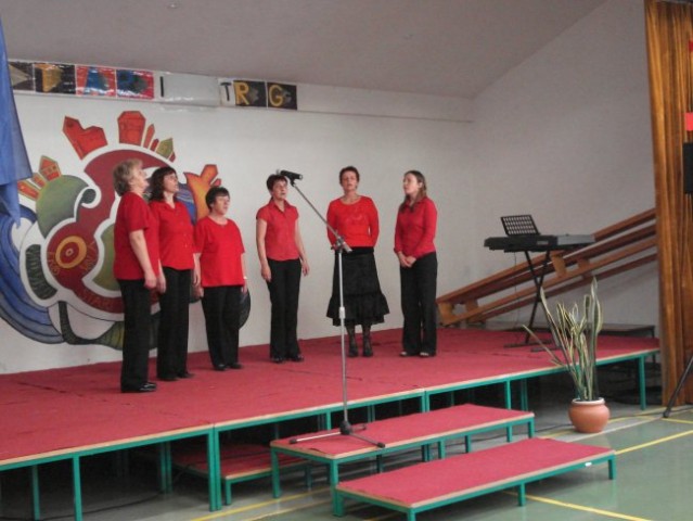 Pevski zbor v katerem poje tudi Darja Kapš (skrajno desno)