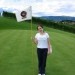 Matija slika Ano na golf igrišču ob zastavici...