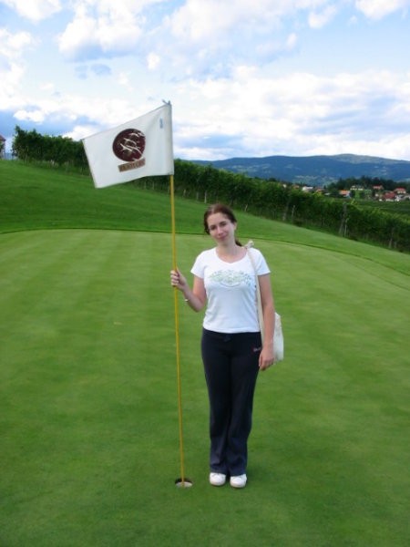 Matija slika Ano na golf igrišču ob zastavici...