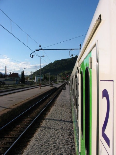 Slika skozi okno vagona v Sevnici na železniški postaji...