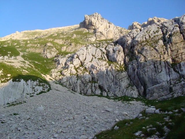 Ob meliscu in po travah desno...