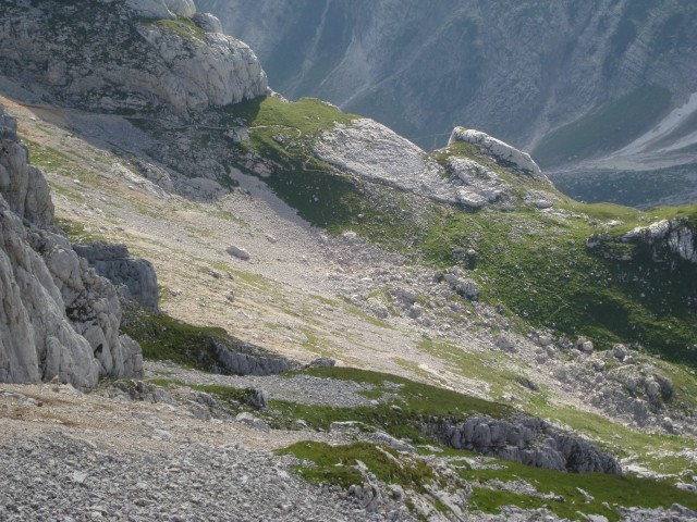 Spredaj levo izhod iz zleba, v ozadju markirana pot na Gamsovec.