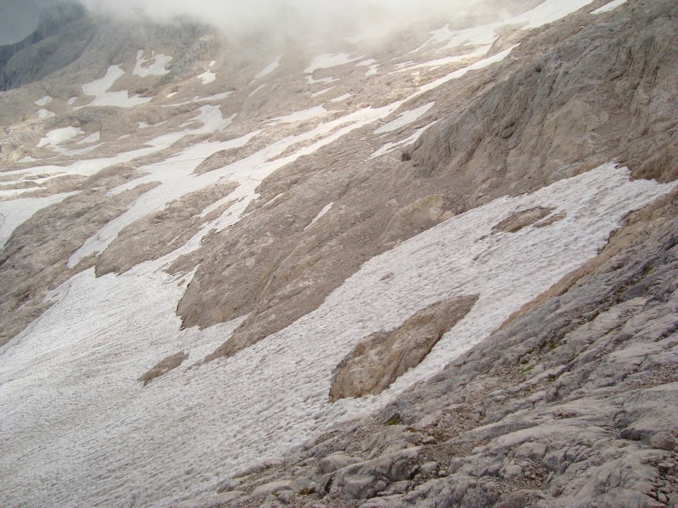 Svetlejsa barva kamna kaze podrocje, ki je bi lo do nedavnega pokrito z ledenikom.