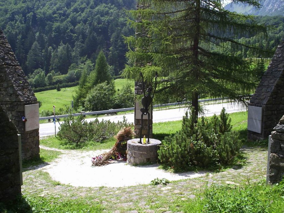 na kamnitih stebrih so postavljene večjezikovne table