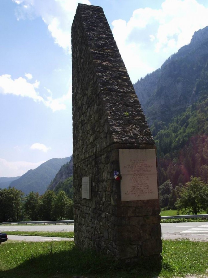 eden od petih kamnitih stebrov