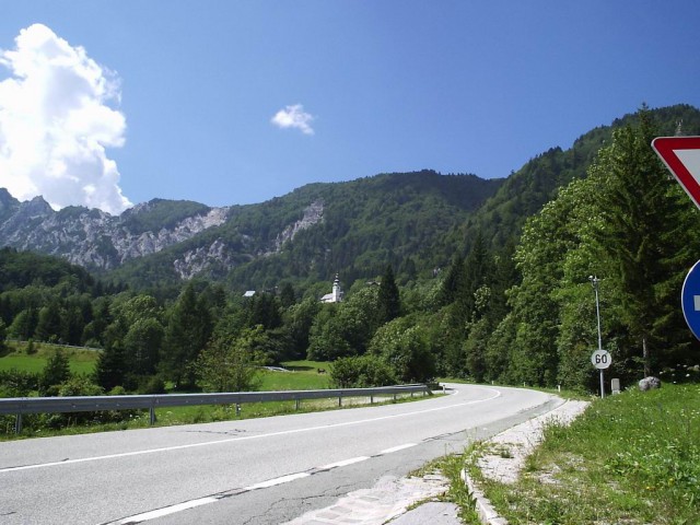 Cesta vodi do nekdanjega mejnega prehoda Ljubelj, skozi 1570 m dolg predor, ki so ga gradi
