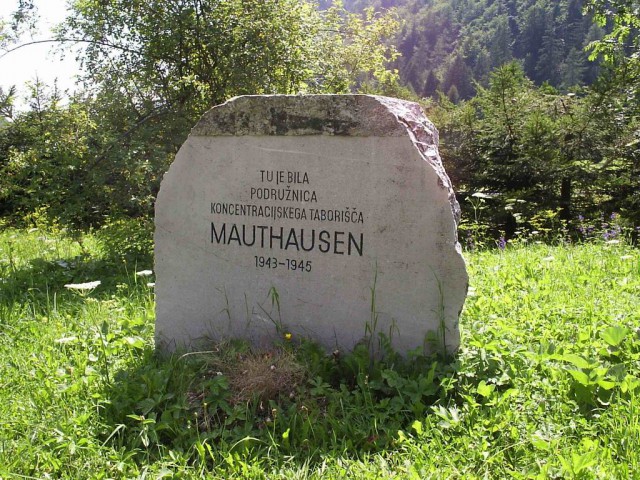 Spominski kamen na vhodu v nekdanjo nacistično koncentracijsko taborišče v Podljubelju, en