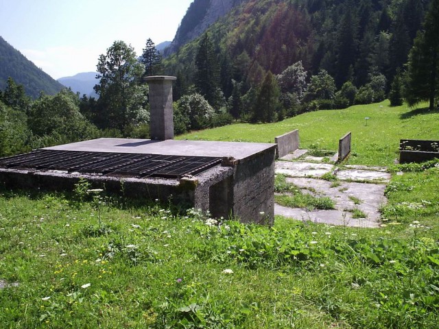 Pogled na nekdanjo kopalnico, ki je bila namenjena nemškim vojakom iz enot SS