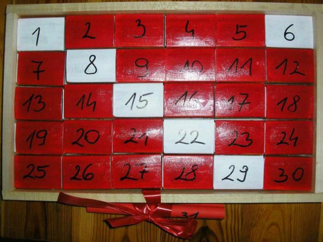 Praznični koledar za Simona; škatlice, akril, zadaj čez celo servietka, ko obrača, se sest