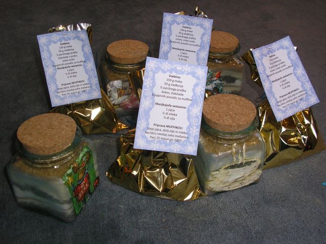 letošnja NL darila: kava v plasteh in suhi del mešanice za muffine