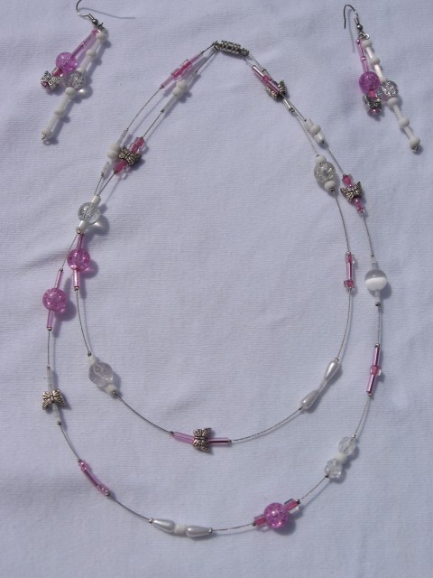 Roza-bel komplet verižice in uhanov z metuljčkom