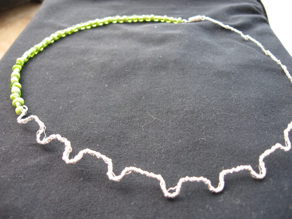 Zeleno-srebrna asimetrična verižice iz trde žice