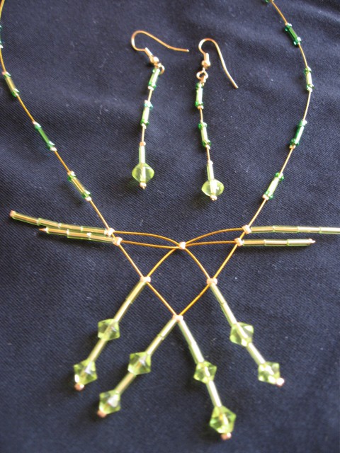 Zelen komplet verižice in uhanov na zlati nitki