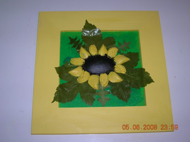 Sončnica iz školjk, na podlagi iz suhih listov2