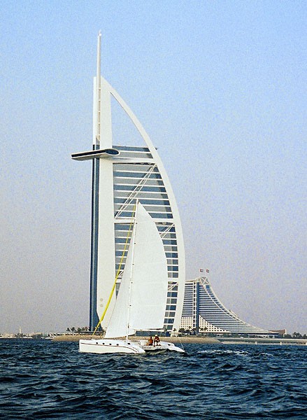 Slikan iz jahte na gulf moru uspred je burj al-arab uzad jumeirah