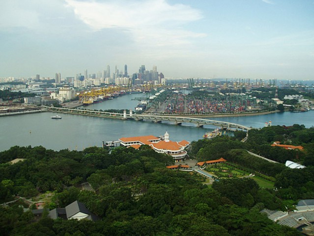 Kontejnerski terminal na manjsem otoku, v daljavi center Singapurja.