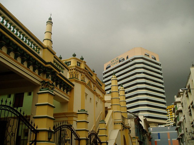 V ospredju mošeja (spet) v ozadju pa Sim Lim Tower, meka za zasvojence z elektroniko. Od s