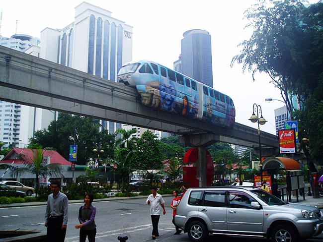 Monorail od zunaj še doda k futurističnemu  vtisu.