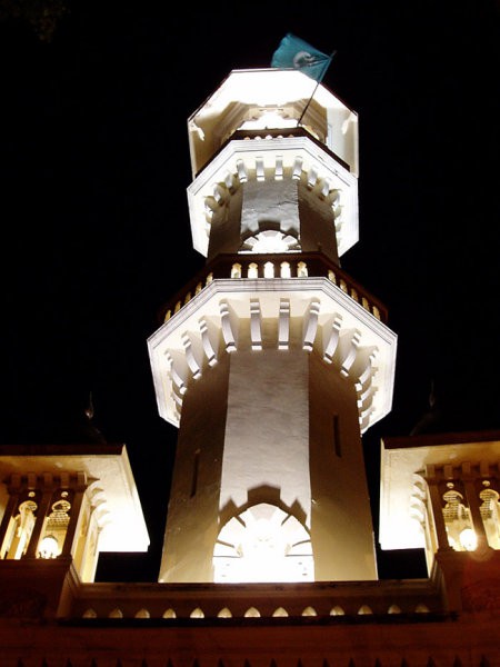 Svojsko, mimo uveljavljenih predstav oblikovan minaret mošeje. 