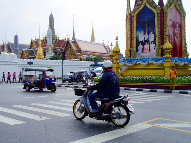 Tajska je kraljevina. Po nekaj glavnih avenijah mesta je mogoče videti ogromne slike vlada