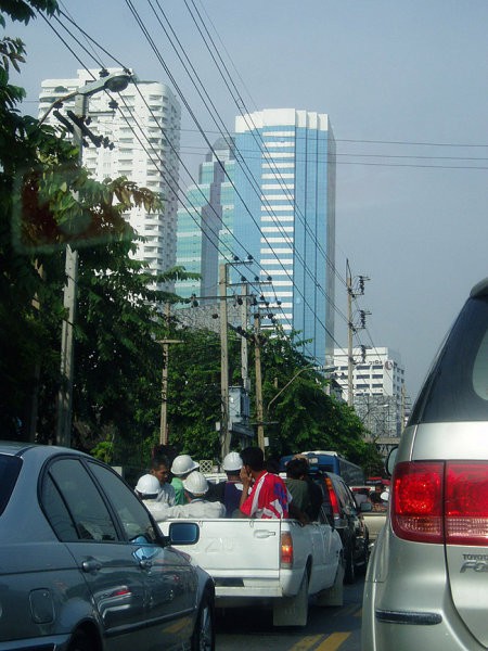 Vsakdanji prizor med vožnjo v center Bangkoka. Kaotičen promet in vožnja po levi, bi vsake