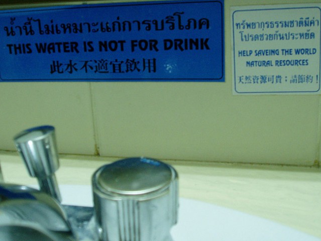 Opozorila v kopalnici hotelske sobe v Bangkoku. 