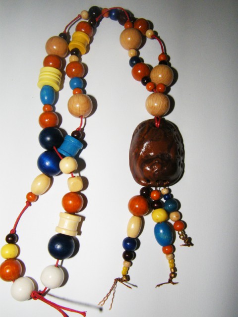 Afro verižica z obeskom iz fimo mase ter lesenimi perlicami. Primerna za nošnjo na pulover