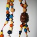 Afro verižica z obeskom iz fimo mase ter lesenimi perlicami. Primerna za nošnjo na pulover