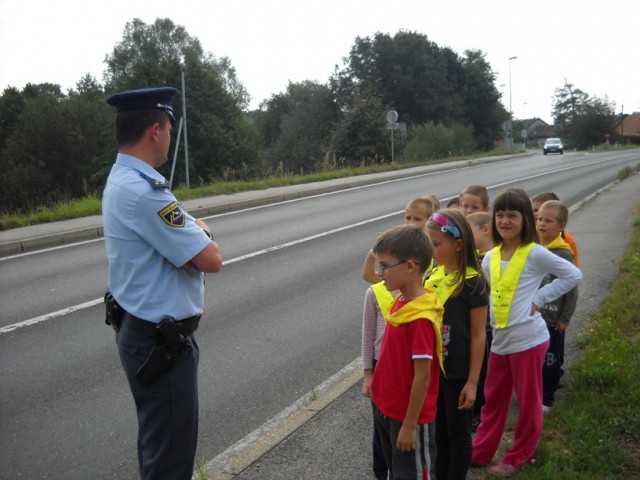 Obisk policaja v 1. razredu (september 2009) - foto