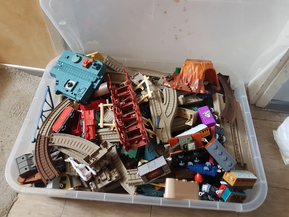 Zelo velika škatla polna tirov in različnih igrač od zbirke Vlak Tomaž