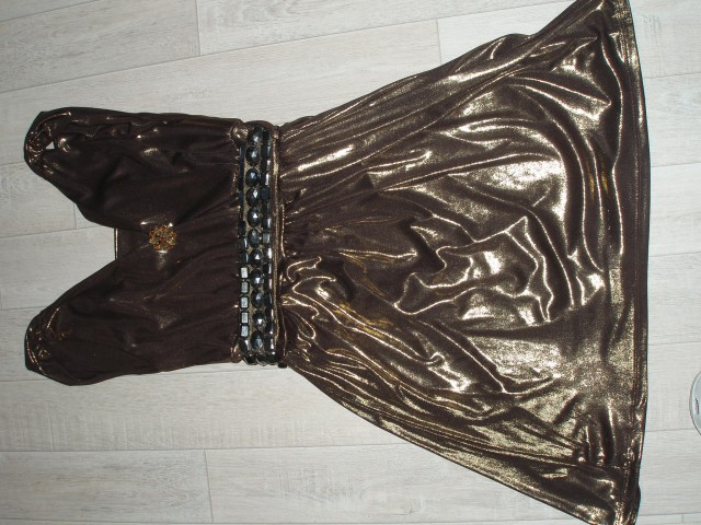 Bakreno bronasta gladka obleka
lep stil
brez velikosti ker se prilagaja s priloženim pas