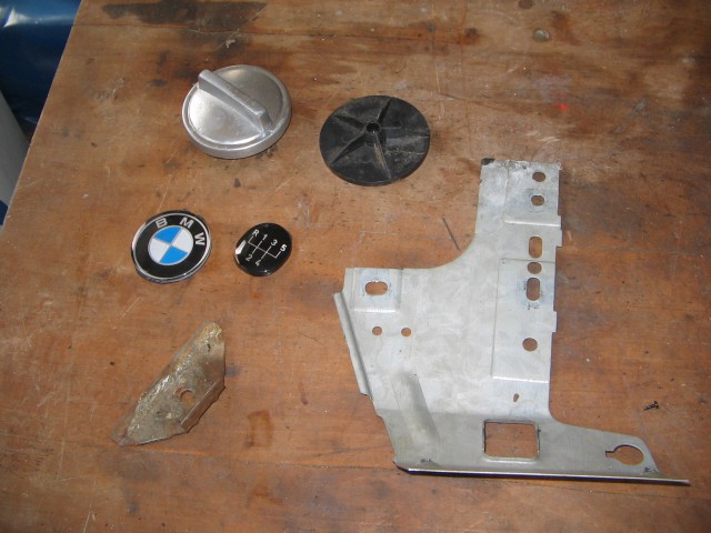 Značka v sredini volana, značka na prestavni ročici, pokrovček za dolivanje olja, pleh pod