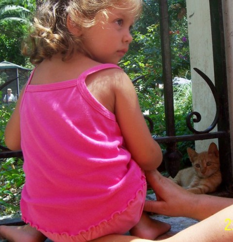 Deklica z mačko, Samos poletje 2005