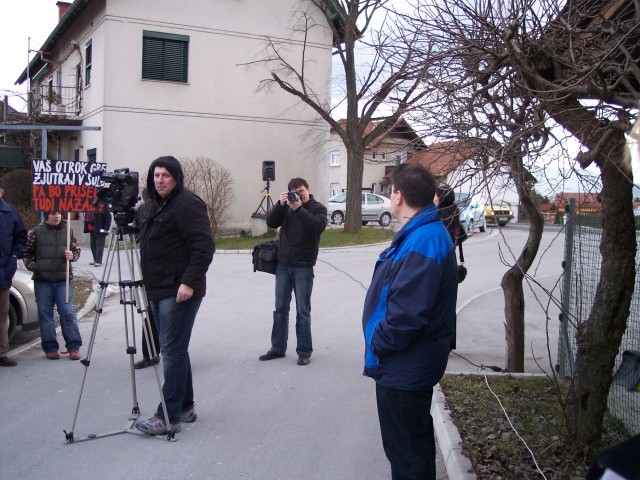 Novinarji in snemalci snemajo protesni shod dne 13.2.09
