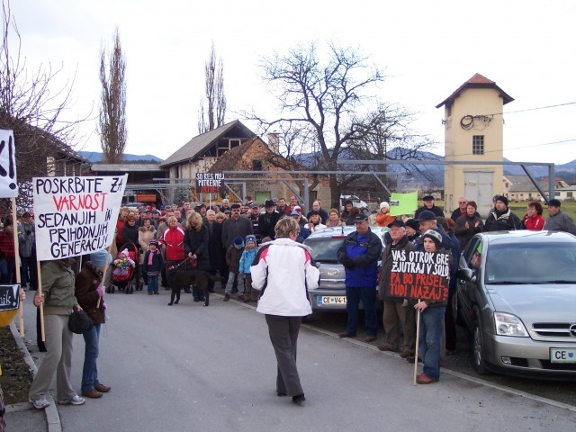 Protestni shod dne 13.2.09 za pločnik v Šmarjeti pri Celju