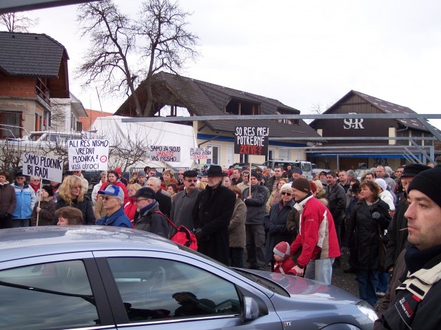 Preko 250 krajanov Škofje vasi se je udeležilo protesnega shoda