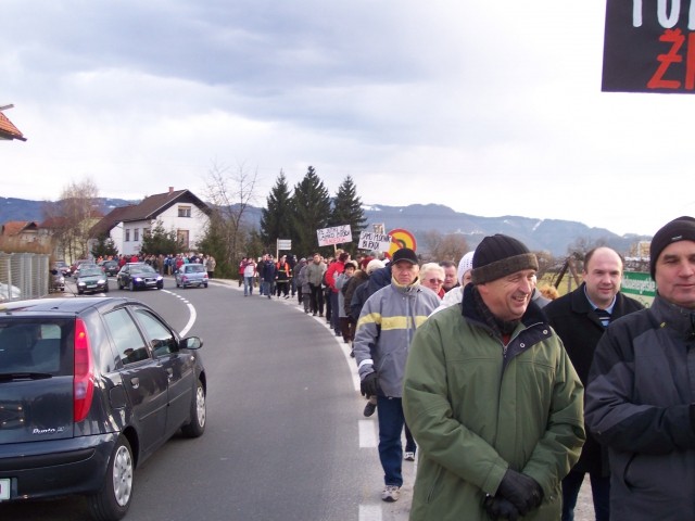 Krajani so se sprehodili po trasi pločnika ki ga občina in država  gradi že 35 let