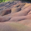 Obarvan pesek-naravno seveda (8 barv)....ena večjih znamenitosti na Mauritiusu (COLORED EA