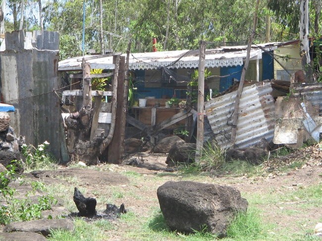 Beda otoka...na večih koncih ljudje preprosto živijo v 'hišah' iz raznih odpadnih material