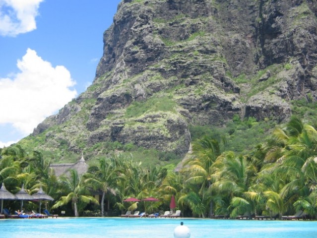 Kopanje v bazenu pod ogromno goro, obdano s palmami in peščenimi plažami....mmmm...