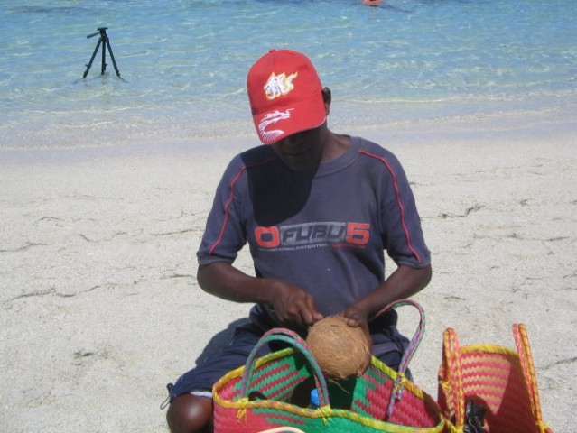 Med sončenjem na plaži ti prijazni domačini ponujajo vse možno...ker smo si zaželeli kokos