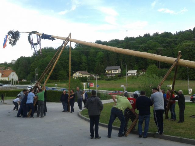 Postavitev majpana in kurjenje kresa 2014 - foto