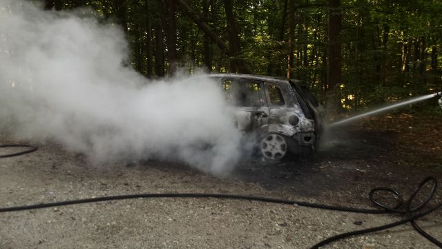 Požar avta v Mestnem Vrhu 2015 - foto