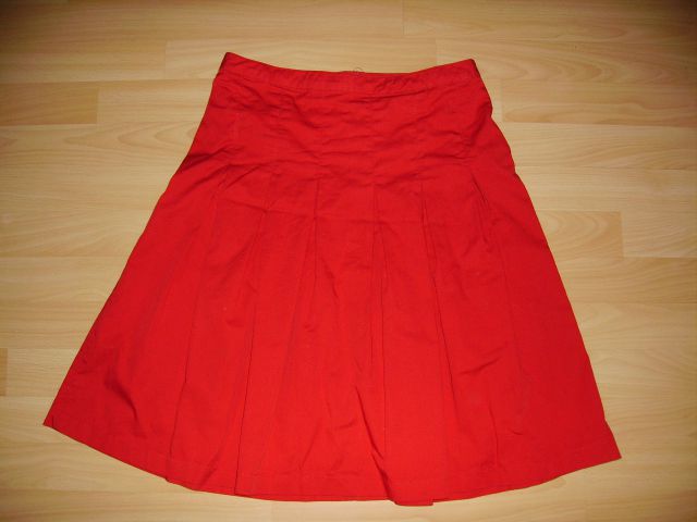 Krilo DIVIDED  v 38 cena 7 eur par krat oblečena - lepo rdeča barva